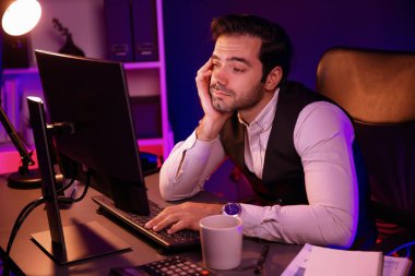 Pazar verilerini ya da e-postalarını analiz etmek için beklerken sıkılan işadamı, gecenin geç saatlerinde satış kanalı online ürün servisinde oluşturulan müşteriye e-posta gönderiyor. Tahmin et..