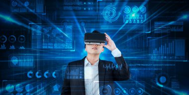 VR gözlüklerini kullanarak global ağa bağlanan zeki bir iş adamı. Proje yöneticisi, iş verilerini analiz ederek ve finansal tabloyu göstererek büyük verilere erişiyor. Yaratıcılık.