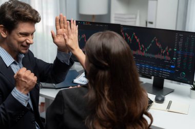 Modern ofisteki gerçek zamanlı verilerde bilgisayar ekranlarında en çok değer veren online para birimi web sitesinde hisse senedi piyasasını elde etmek için yumruk tokuşturarak el sıkışan iki tüccarda başarılı. Varsayım.