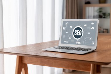 Model e-ticaret için SEO arama motoru optimizasyonu ve bilgisayar ekranında gösterilen çevrimiçi perakende işi