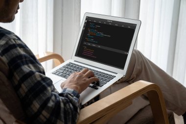 Model uygulama ve program kodlaması için bilgisayar ekranında yazılım geliştirme programlama