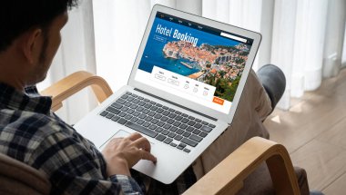 Çevrimiçi otel konaklama rezervasyon sitesi mod rezervasyon sistemi sağlar. Seyahat teknolojisi kavramı .