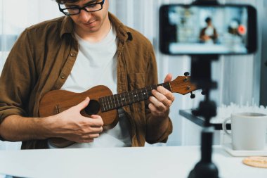 Etkilenen şarkıcıların sunucu kanalı modern ev stüdyosunda gitar çalarak hayran kulübüne şarkı söylüyor. Müzik blogcusu cep telefonunda ses yaratıcıda canlı sosyal medyada canlı yayın yapıyor. Toplayıcı.