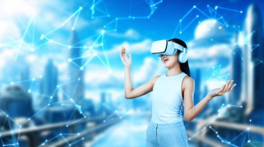 Kadın standı beyaz VR kulaklık takıyor ve beyaz kolsuz bağlantı metaverse, gelecekteki teknoloji siber uzay topluluğu yaratıyor. Etrafına bakıyor ve meta 'da fantezi inşa etmekten zevk alıyor. Halüsinasyon.