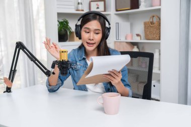 Kot pantolon giyen, yaratıcı yayın yapan genç Asyalı sunucu stüdyo dinleyicisiyle günlük hayatta pazarlamayı ya da danışmanı tanıtmayı online olarak anlatıyor. Taktik.