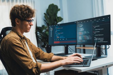 Bilgisayar ekranında çevrimiçi yazılım geliştirme kodlaması oluşturma konusunda stresli bir şekilde çalışan IT geliştiricisi, modern ofisteki web sitesi projesinde en son sürüm uygulaması için düşünme programı. Toplayıcı.