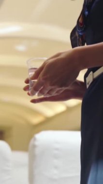 Kabin ekibi uçaktaki yolculara su servis ediyor. Havayolu taşımacılığı ve turizm kavramı.