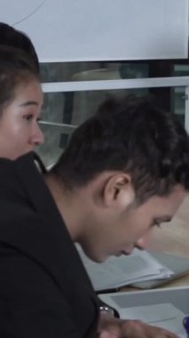 Asyalı iş adamları modern ofiste grup toplantısında pazarlama stratejisini tartıştılar. İş finans ve takım çalışması kavramı.