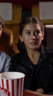 İnsanlar sinema sinemasında film izlerler. Grup eğlence etkinliği ve eğlence konsepti.