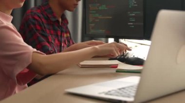 Yavaş çekim arkası yazılım geliştirici mühendisi bilgisayar programlama için birlikte çalışarak hata ayıklama kodunu çözüyor, ofiste monitörde karmaşık algoritmaları çözüyor. Filizlenen