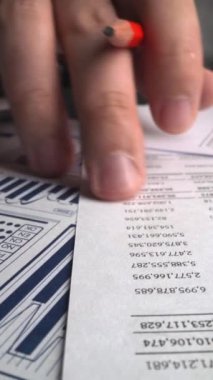 Muhasebeci, ofis masasındaki kağıt torpido gözünde iş pazarlama verilerini analiz ediyor. Şirket finans ve para muhasebe kavramı.