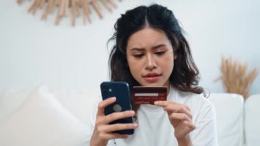 Kadın alışverişi ya da internet pazarında online ödeme modern yaşam tarzı için satılık eşyalar arıyor ve canlı siber güvenlik yazılımı tarafından korunan cüzdandan çevrimiçi ödeme için kredi kartı kullanıyor