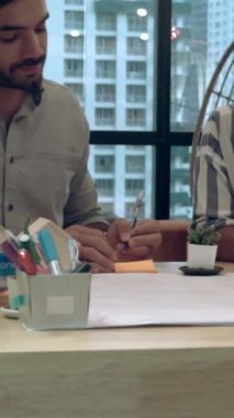 Yaratıcı iş adamları modern işyerindeki ofis masasında sohbet ediyorlar. Şirket uluslararası iş kavramı.