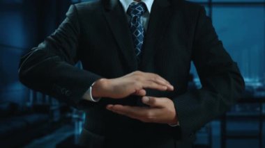 İş adamı, QC ve QA standartlarının karşılandığından emin olmak için katı kalite güvencesi protokolleri uyguluyor. Kalite güvencesi ile sertifikalı ürün mükemmelliğine ulaşmak. Kullanıcı Kimliği