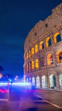 Roma Kolezyumu 'nun zaman aşımı ve İtalya' nın kalabalık caddesi. Kolezyum, Antik Roma döneminde şehir merkezinde inşa edildi. İtalya 'nın en popüler turistik merkezlerinden biridir. .