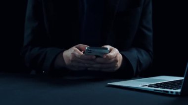 Verimli çalışma süreçleri için çevrimiçi belgeleri yöneten bir iş adamı. Tüm önemli çevrimiçi belgelerinize kolayca güvenli ve hızlı bir şekilde erişim sağlayın. Kullanıcı Kimliği