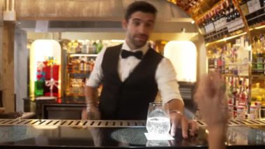 Lüks barlarda cin kokteyli ya da tonik servisi yapan zeki barmenlere odaklanmak, sıcak gece kulübünün arka planında VIP müşteri çiftiyle canlı sohbetler yapmak. Vinosity.