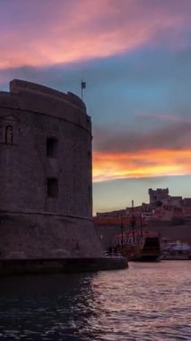 Hırvatistan 'ın eski Dubrovnik kentinin tarihi duvarı. Hırvatistan 'ın önde gelen tatil beldeleri. Dubrovnik eski kenti 1979 yılında UNESCO Dünya Mirasları Listesi olarak listelendi..