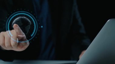 İş adamı siber güvenliğin özünü keşfeder. Siber koruma yöntemlerini, tehditleri derinlemesine araştır ve siber güvenlik duruşunu güçlendir. Siber güvenlik çağında UUID 'de gezinmek için gerekli