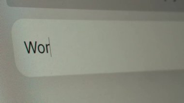 Tatil gezisi etkinliği ya da seyahat acentesi web sitesinden rehberlik için dünya çapında turistik bir yer bulmak için arama barında kullanıcı tipi World Tour. Arama için çevrimiçi teknoloji. Webography.