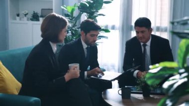 Kafkas işadamı akıllı proje yöneticisine dizüstü bilgisayar kullanarak pazarlama planını sundu. Toplantı odasında iş birliği yaparak finansal strateji konusunda fikir alışverişinde bulundular. Müdürlük.