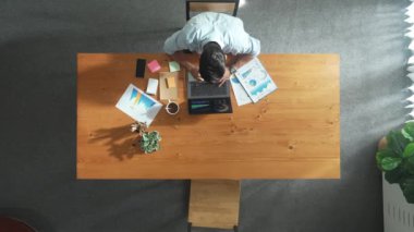 Akıllı yönetici, takım yürürken ve toplantı masasında otururken dizüstü bilgisayarla çalışıyor. İş arkadaşı çalışmaya başlarken, Kafkasyalı lider bilgisayardaki finansal veri analizini planlayıp analiz ediyor. Cemaat.