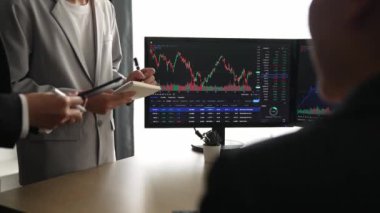 Hisse senedi borsası pazarlamasını analiz eden yavaş çekim şirketindeki yatırımcılar, kayıp için mum bar fiyatını analiz eden monitörlere bakıyor ve kazanç ve kâr elde ediyor. Filizlenen