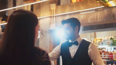 Lüks barlarda cin kokteyli ya da tonik servisi yapan akıllı barmenlere odaklanırken, arka plandaki VIP müşterilerle sıcak gece kulübünün ışıklandırma atmosferinde canlı sohbetler yapıyorlar. Vinosity.