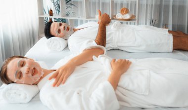 Kaplıca salonunun sakin, modern gündüz atmosferi, birkaç müşteri yüz maskesi takarak kendini yenilemeye çalışıyor. Yüz bakımı ve güzellik kozmetolojisi prosedürü. Sessiz.