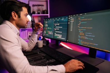 İki pc ekranda veri yazılım geliştirme analizi yapan akıllı bilişim geliştiricisi, neon ışıklı siber ofiste güncellenmiş uygulama programı güncellenmiş online web sayfası sistemi yaratıyor. Tahmin et..