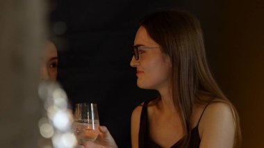 Gülümseyen güzel bir müşteri, lüks bir barda arkadaşlarıyla konuşuyor. Bir anda barmenlere portakallı kokteyl ikram ediyor. Klüpte sosyete ortamının tadını çıkarıyor. Vinosity.