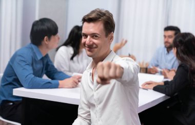 Ofiste çalışan iş arkadaşı ve iş adamlarının geçmişine sahip özgüven ve mutlu gülümseyen iş adamı portresi. Ofis çalışanı takım çalışması ve pozitif iş yeri konsepti. Tedbirli