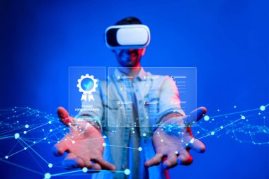 İş adamı ürün sertifikasını güvence altına alıyor ve önemli bir başarıyı simgeliyor. Ürün sertifikasını geçirerek kaliteye ve güvenilirliğe olan bağlılığını gösteriyor. FaaS