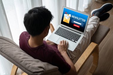 Müşterilerin abone olmak için bilgisayardaki haber belirleme sayfası Sugly Newsletter güncelleme bilgilerini aboneye aktarması