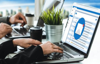 Bilgisayar ekranında rahatça görünen e-posta bildirim iletisi. Dijital pazarlama iletisi bilgi metni iş dünyasından müşteriye