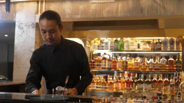 Asyalı barmenin karışık kokteyl likörünü likör karışımına katması, özel reklamı yaratıcı, canlandırıcı, bar lüksünde canlandırıcı bir vitrin haline getiriyor. Vinosity.