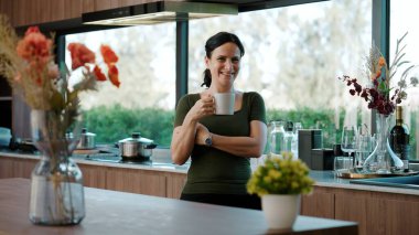 Mutlu yaşlı büyükanne, kameraya bakarken ya da mutfakta yıldönümü için kendine güvenerek poz veriyor. Neşeli son sınıf öğrencisi güzel mutfak eşyaları ve eviyle emeklilik hayatının tadını çıkarıyor. Uyumsuzluk.