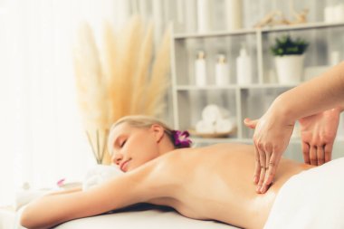 Kafkasyalı kadın müşteri stres önleyici spa masajının keyfini çıkarıyor ve lüks otel ya da oteldeki gündüz açık ortam güzellik salonunda güzellik teniyle eğleniyor. Sessiz.