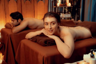 Lüks spa salonunda sıcak mum ışığı olan bir yerde deri dökülmesi tedavisi gören çift. Sağlık Spa vücut fırçasında tuz temizleme güzellik tedavisi. Sessiz.