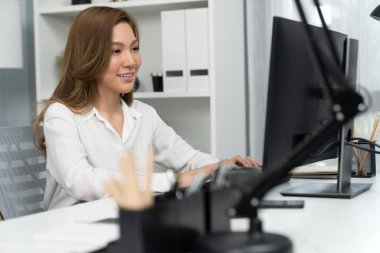 Bilgisayarda çalışan güzel iş kadınının portresi satış için e-postaları kontrol ederken modern ofiste gündelik hayatta en çok kar getiren genç girişimci konsepti. İnfobahn.