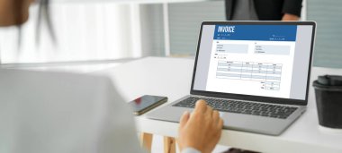 Muhasebe uygulamasından gelen fatura bilgisayar ekranında. Şirket işlerinin finans ve bütçesi için bilgisayar programı. Rahatça..