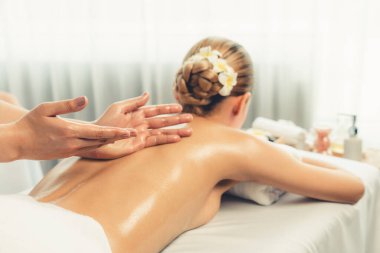 Kafkasyalı kadın müşteri stres önleyici spa masajının keyfini çıkarıyor ve lüks otel ya da oteldeki gündüz açık ortam güzellik salonunda güzellik teniyle eğleniyor. Sessiz.