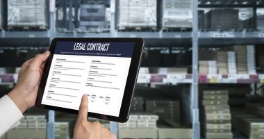Dijital yasal sözleşme, gelecekteki iş anlaşmalarının imzalanması için gerekli koşulları ve şartları bilgisayar ekranında sunar.