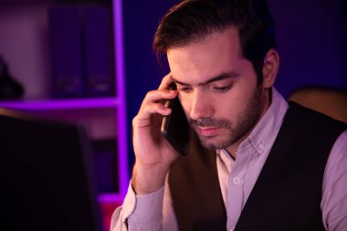 Akıllı iş adamı, akıllı telefondan ortağını ya da yatırımcısını arıyor. Hedef pazar veritabanı klasöründe satış kanalı disiplinlerini, Neon Dark Light Room 'daki ürün hizmetlerini analiz etmek için tartışıyor. Tahmin et..