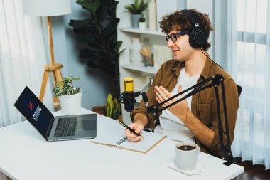 Etkilenenlerin sunucu kanalı sosyal medyada dinleyicilerle canlı yayında koçluk yaşam eğitimi için dizüstü bilgisayarı ile stüdyo modern evdeki mevcut mücadele hikayesi sorununu çözüyor. Toplayıcı.