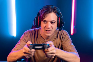 Kontrol kumandalı akıllı oyun flamasının keyfini çıkarın, modern teknoloji siber neon ışık odasında yetenekli oyuncularla çevrimiçi canlı sosyal medya grubu oyunu oynayın. Bireysel.