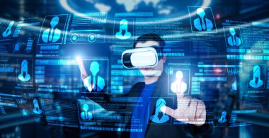 Proje yöneticisi güvenlik sistemi hologramını işaret ediyor ve mavi renkli gelecekteki ofiste duruyor. İş adamı, kimlik doğrulamak için artırılmış gerçeklik teknolojisini kullanıyor. Yaratıcılık.