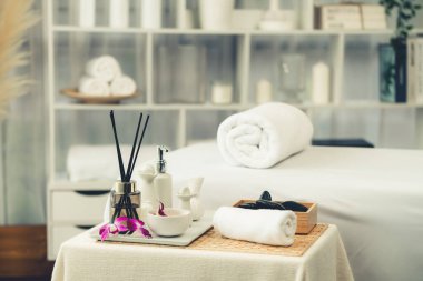 Lüks spa merkezindeki kaplıca masasında güzellik ve güzellik salonu aksesuarları. Spa masajı ve eğlence arka planı konsepti. Sessiz.