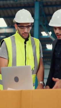 Fabrikada çalışan ve üretim planını tartışan iki fabrika işçisi. Endüstri ve mühendislik kavramı .