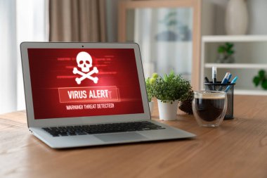 Bilgisayar ekranındaki virüs uyarısı mobil siber tehdit, hacker, bilgisayar virüsü ve kötü amaçlı yazılım tespit edildi